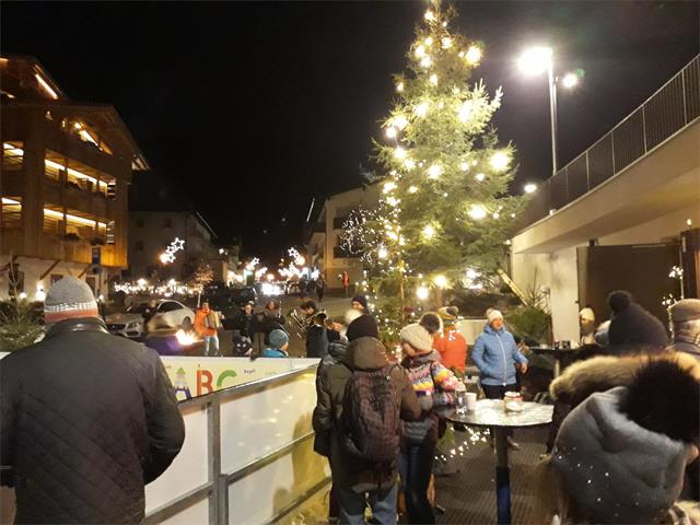 Foto für Seis ON ICE - Kleiner Weihnachtsmarkt am Dorfplatz